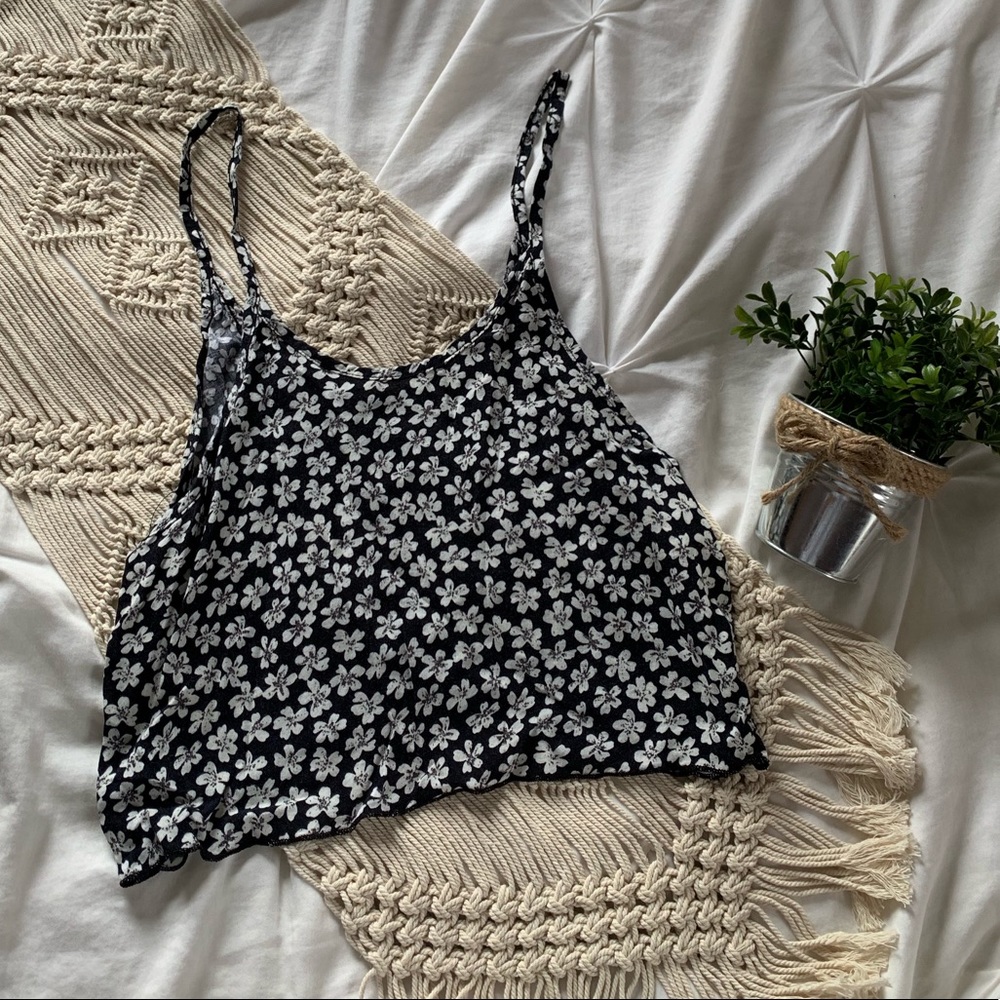 Brandy 💗 Melville Floral Cropped Top